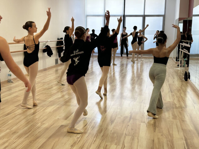 Imagen: Bailarinas durante el ensayo del Jove Ballet de La Marina en Gata de Gorgos