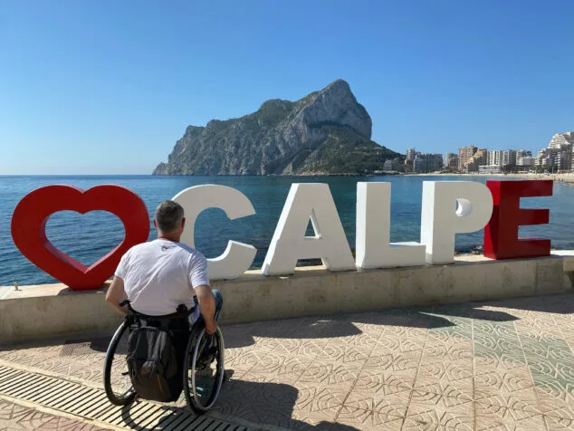 calp millora l'experiència turistica de persones amb discapacitat amb equipament adaptat i un pla de formacio en accessibilitat