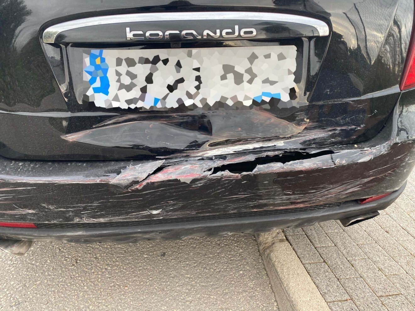 Daños en la parte trasera de un vehículo estacionado a causa de una colisión