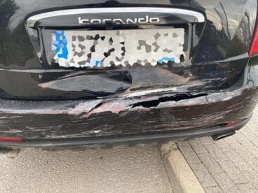 Daños en la parte trasera de un vehículo estacionado a causa de una colisión