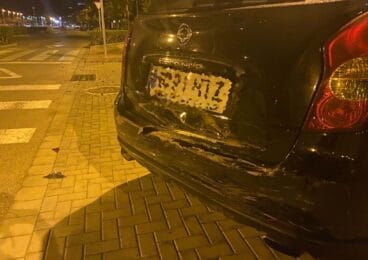 Daños en un vehículo tras la colisión de otro vehículo fugado