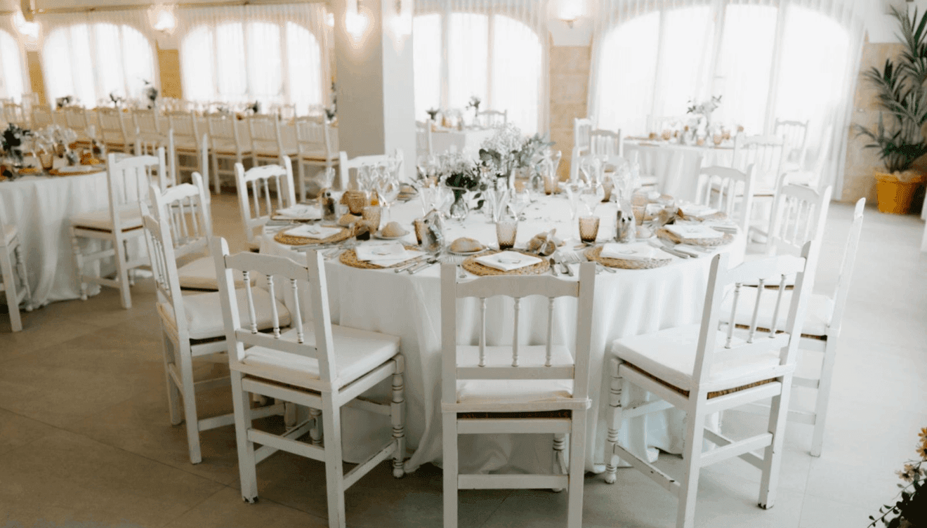 Elegancia y minimalismo durante tu boda siguiendo las tendencias de boda 2025