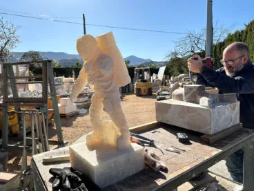 Escultura de astronauta en el taller de piedra de Navas