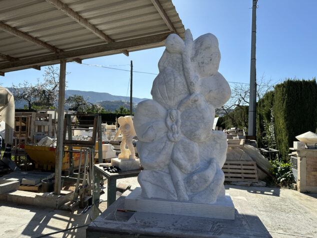 Imagen: Esculturas en el Estudi-taller de Pedra Navas de Pedreguer