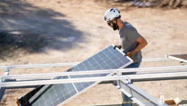 Profesionales realizando la instalación de paneles solares