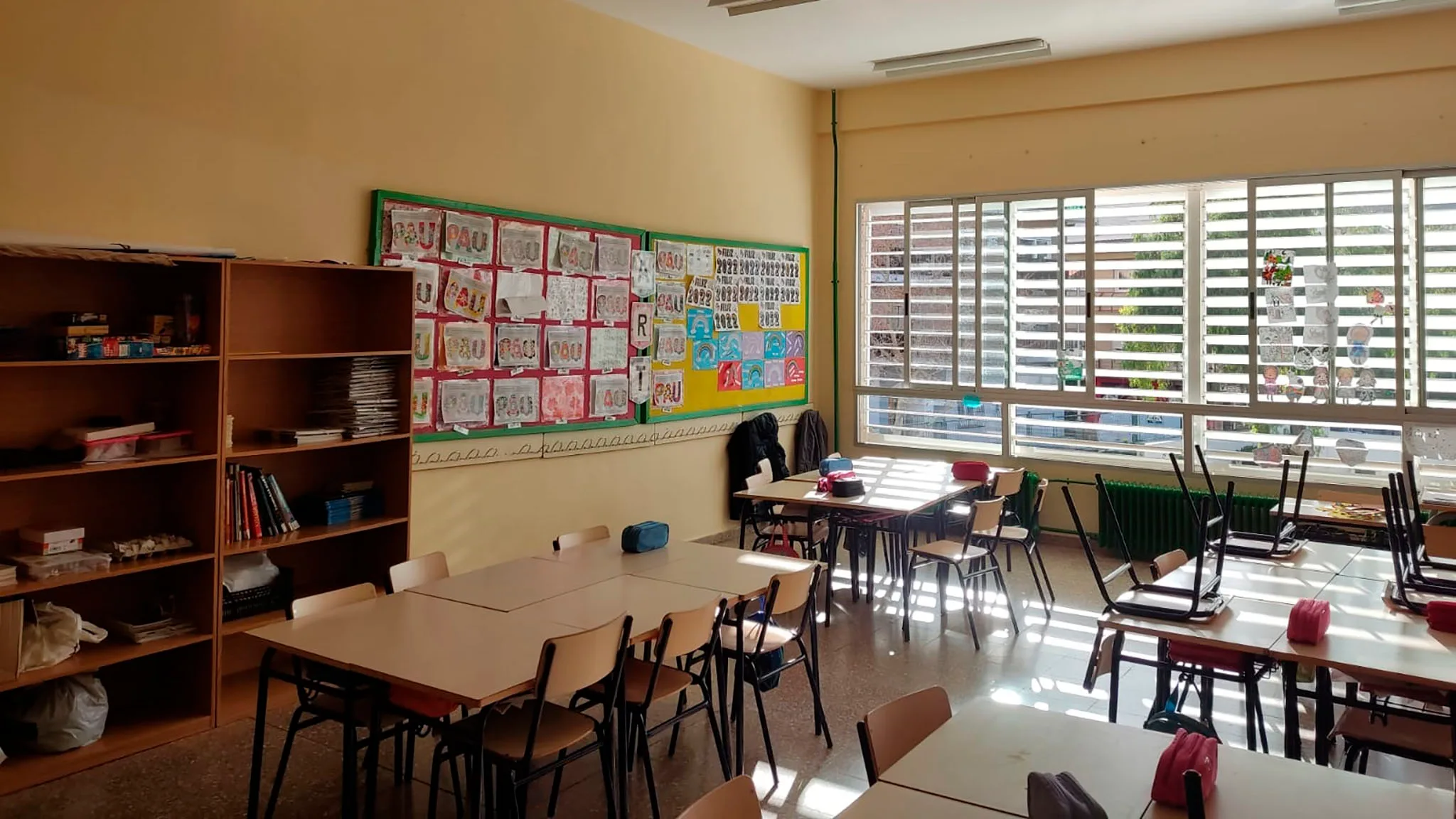 interior de una clase de primaria archivo