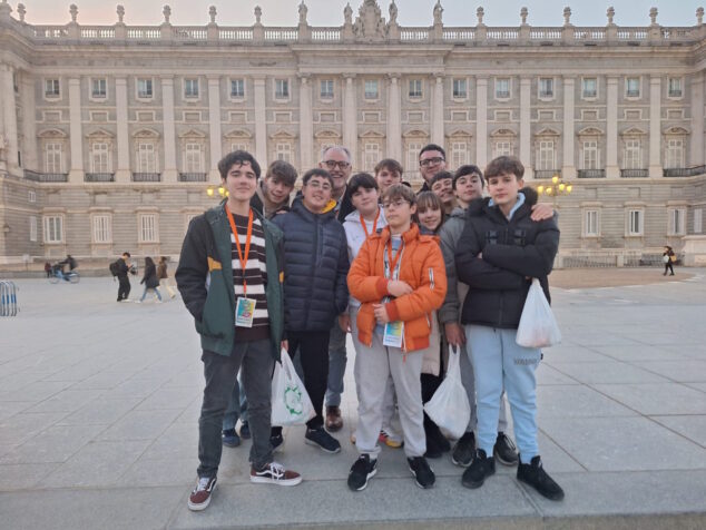 Imagen: Jóvenes de Pedreguer junto con el alcalde