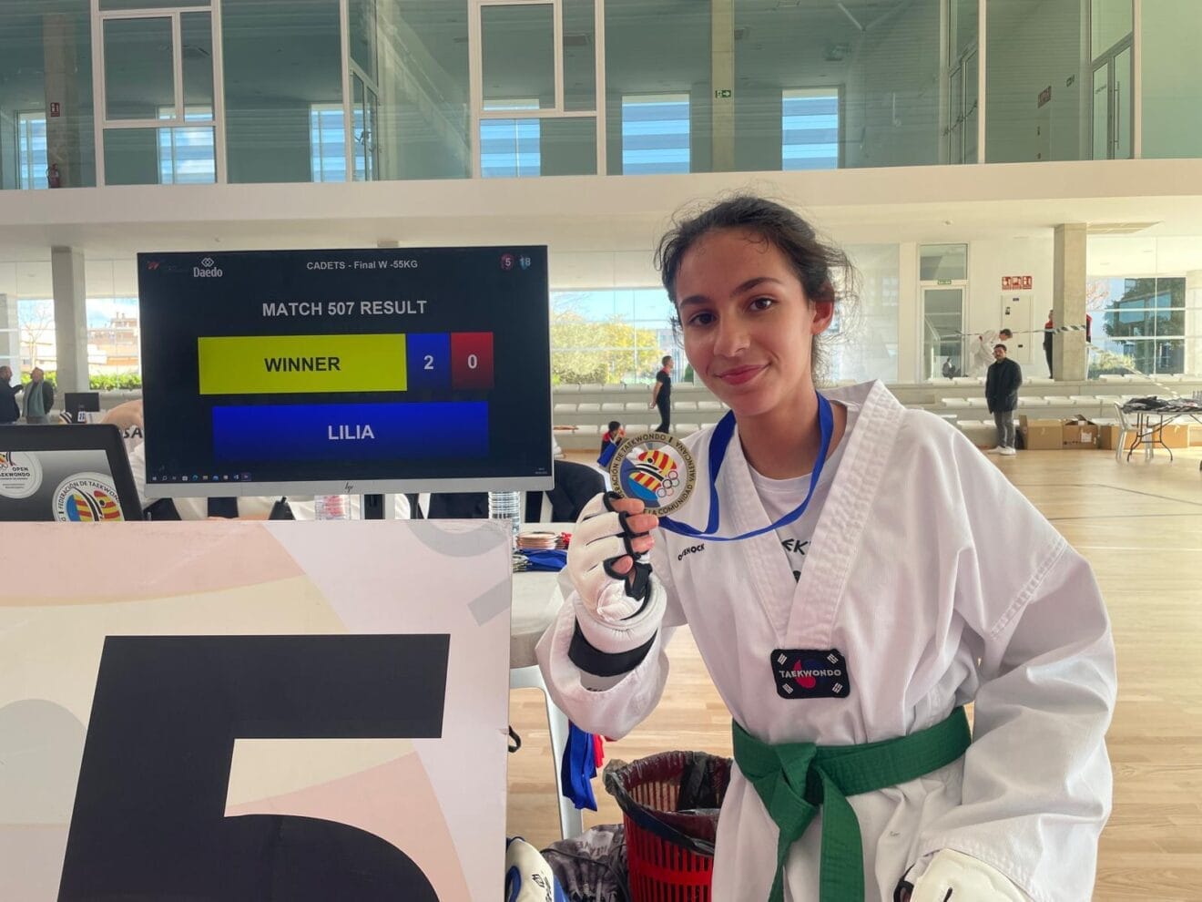 Lilia con su medalla de oro