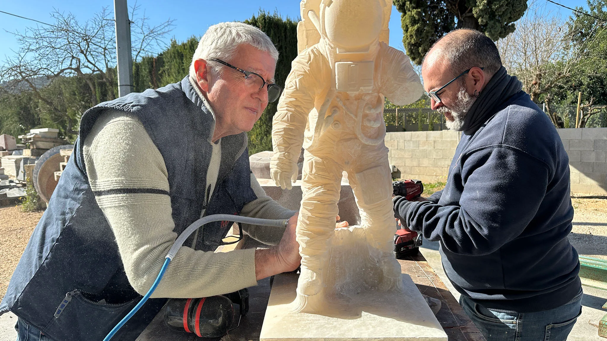 manuel navas ribes trabajando en su estudio taller de pedreguer