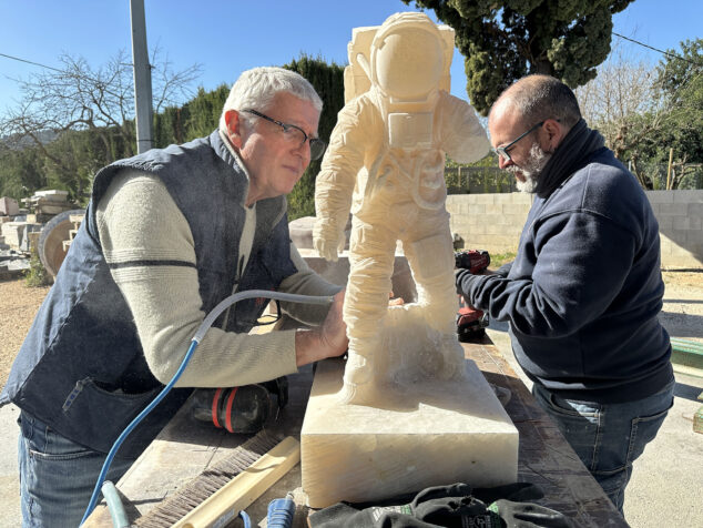 Imagen: Manuel Navas Ribes trabajando en su estudio-taller en Pedreguer