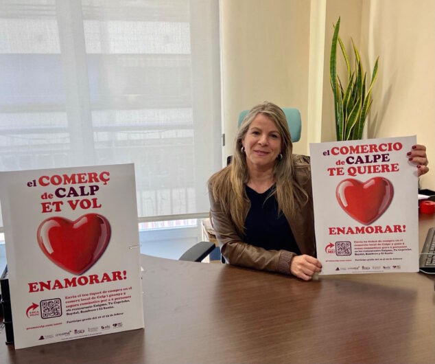 Imagen: Paqui Solivelles junto con el cartel de la campaña por San Valentín