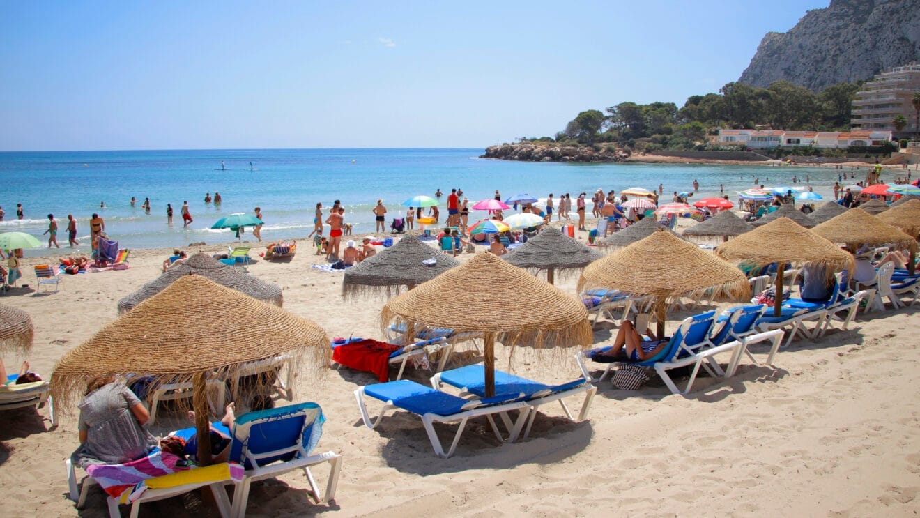 Playa de Calp al inicio de la temporada estival