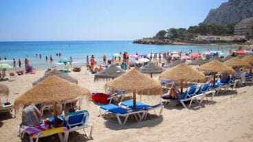 playa de calp al inicio de la temporada estival
