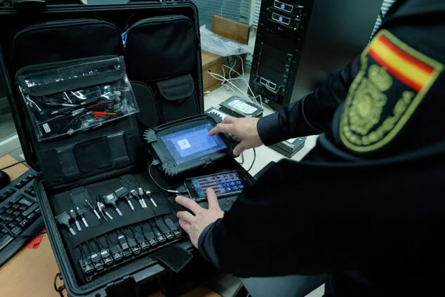 Imagen: Policía Nacional realizando un análisis de un dispositivo