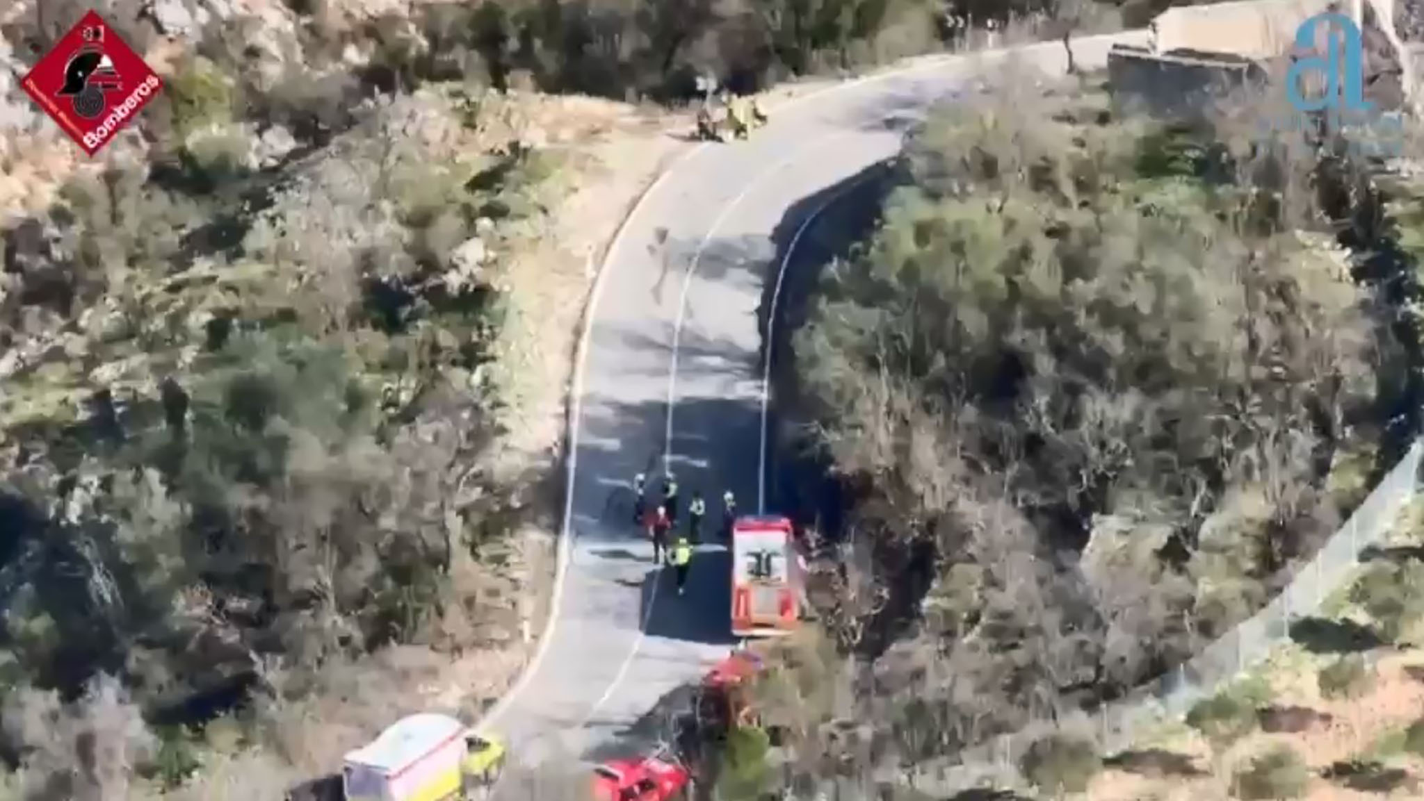 rescatan a un ciclista de 21 anos tras caer por un desnivel de 20 metros en castell de castells