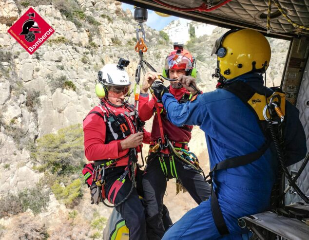 Imagen: Bomberos rescata a una senderista en Cala llebeig