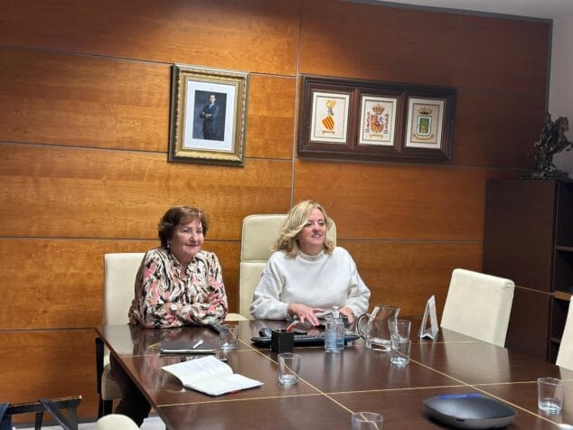 Imatge: Ana Sala i Itziar Doval durant la reunió