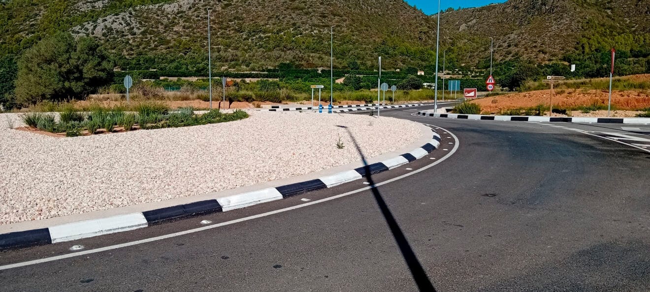 Rotonda de la nueva variante de la CV-728 en el Ràfol d'Almúnia hacia Pego