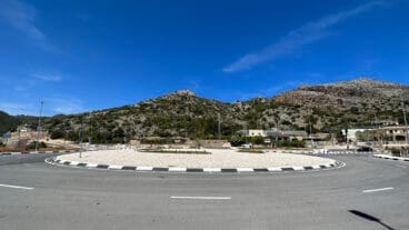 Rotonda que conecta la CV-729 y la CV-728 entre el Ràfol d’Almúnia y Benimeli