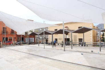 ultimando los detalles de la renovada plaza mayor de ondara