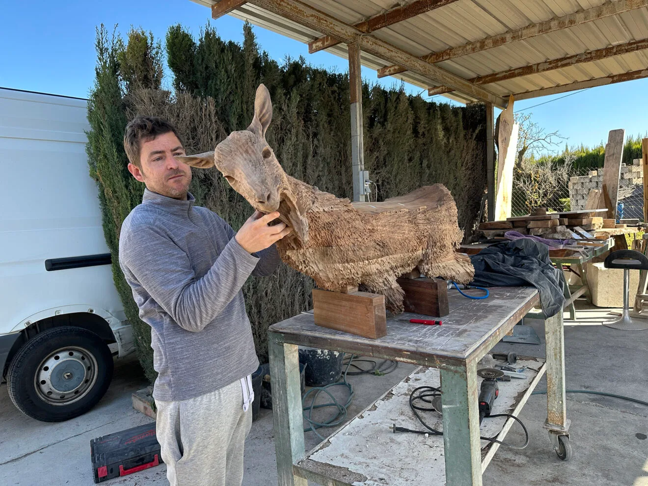 Una de las esculturas en madera elaborado en el estudio-taller Navas en Pedreguer