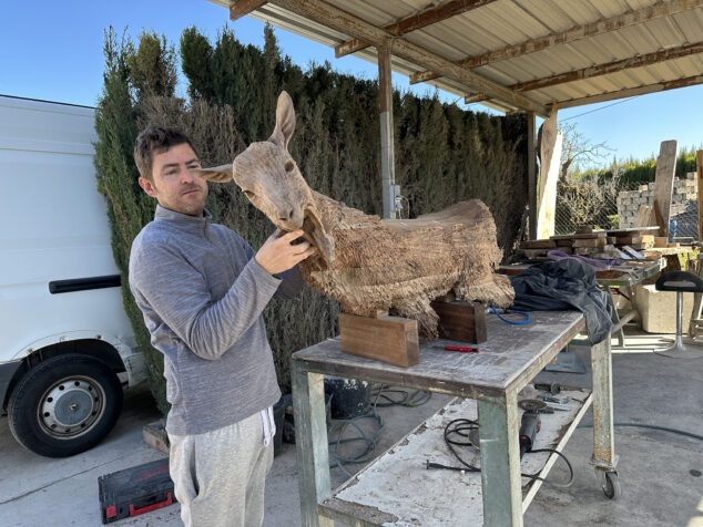 Imagen: Una de las esculturas en madera elaborado en el estudio-taller Navas en Pedreguer