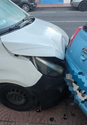 Vehículo dañado a causa de la colisión de un conductor fugado