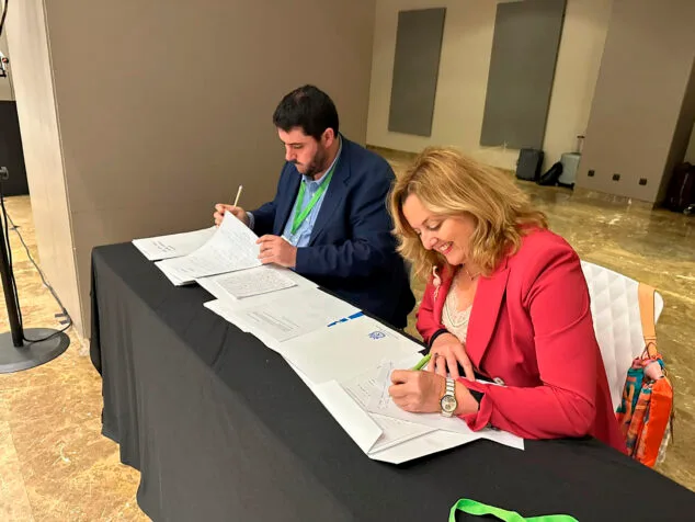 Imagen: Ana Sala firma la adhesión de Somos Calpe a Unión Municipalista