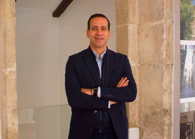 Imagen: Arturo Poquet, alcalde de Benissa, en una entrevista para LaMarinaAlta . com