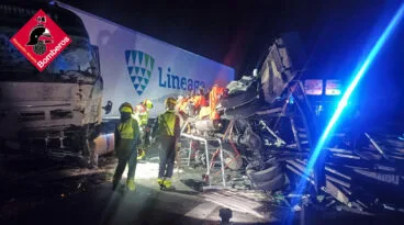 Bomberos atendiendo el grave accidente en Ondara