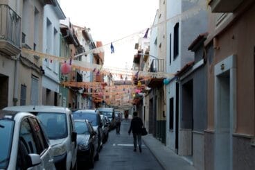 Calle de Pego decorada en Fallas