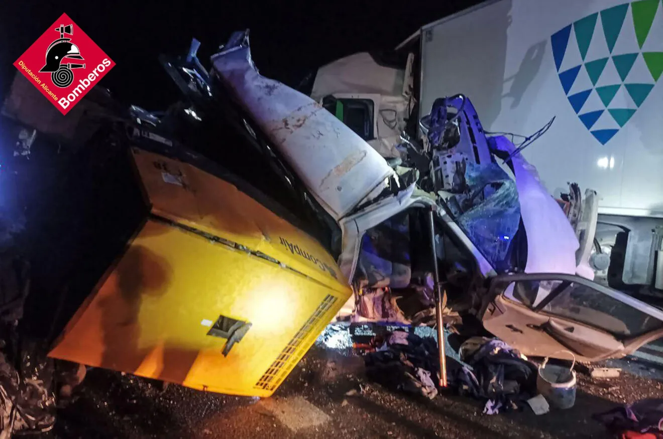 Camión destrozado en el accidente en Ondara