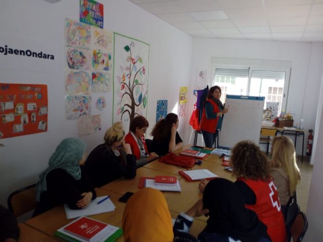 Imagen: Clases de castellano en Ondara por parte de la Cruz Roja