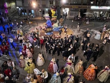 Comisión fallera de la Falla la Font con la charanga en 2024. Raül Alentado