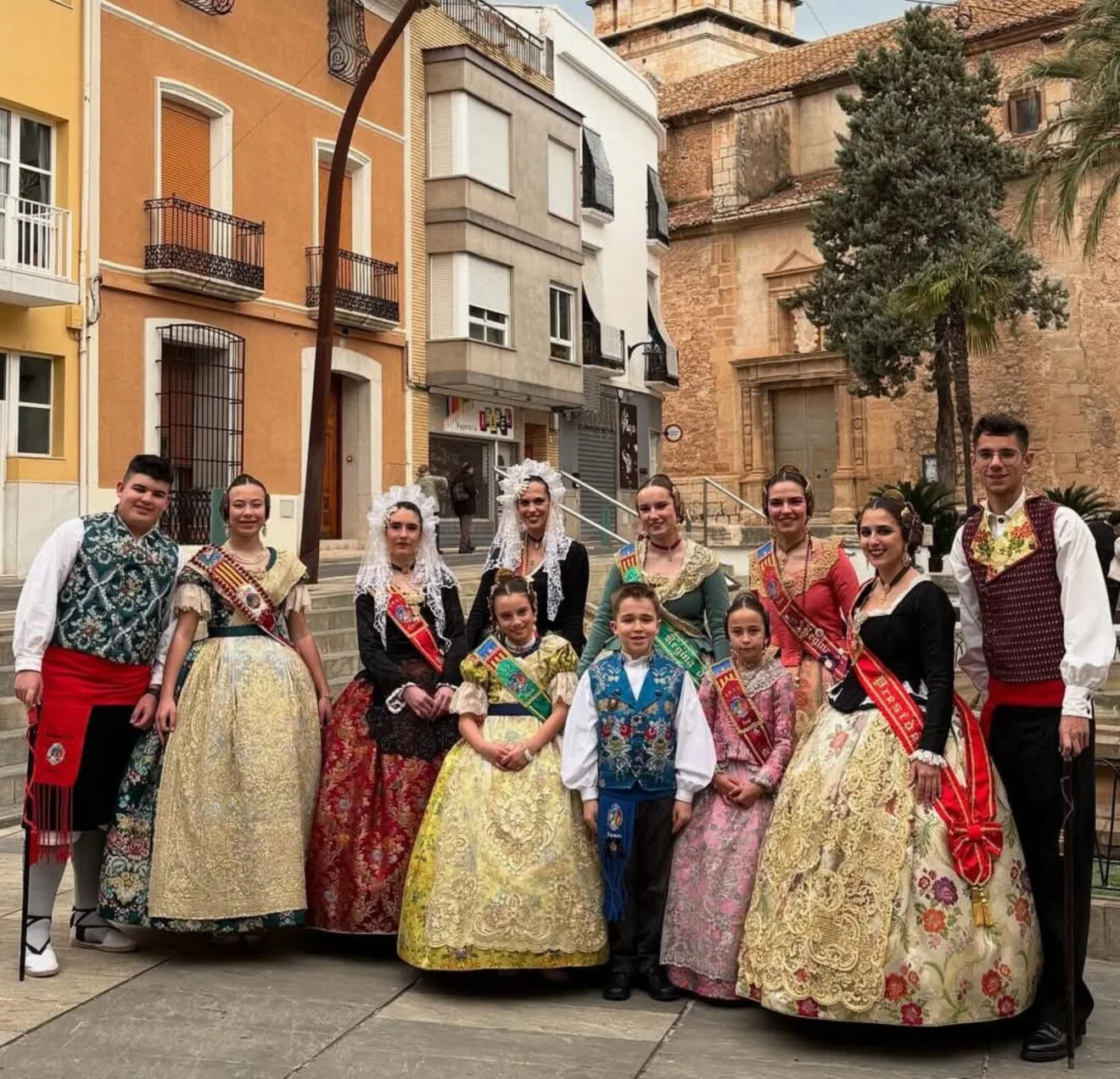 Comisión fallera con las Reinas de la Falla Convent. Esther Bertó