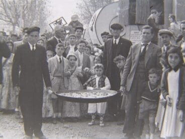 Comisión fallera en las paellas al Pla de la Font en las fiestas de San José en 1955. Arxiu Municipal Pego