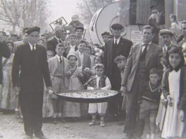 Comisión fallera en las paellas al Pla de la Font en las fiestas de San José en 1955. Arxiu Municipal Pego