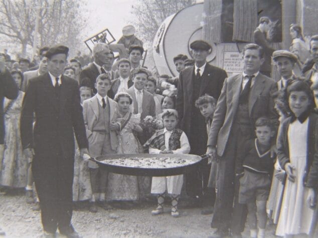 Imagen: Comisión fallera en las paellas al Pla de la Font en las fiestas de San José en 1955. Arxiu Municipal Pego