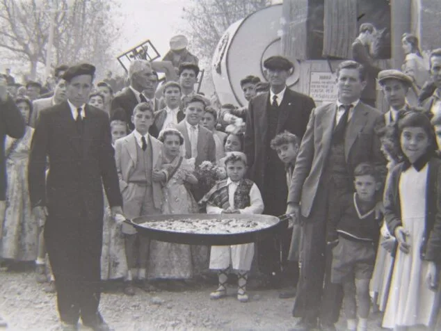Bild: Fallas-Kommission bei den Paellas am Pla de la Font während der San José-Feierlichkeiten im Jahr 1955. Stadtarchiv Pego