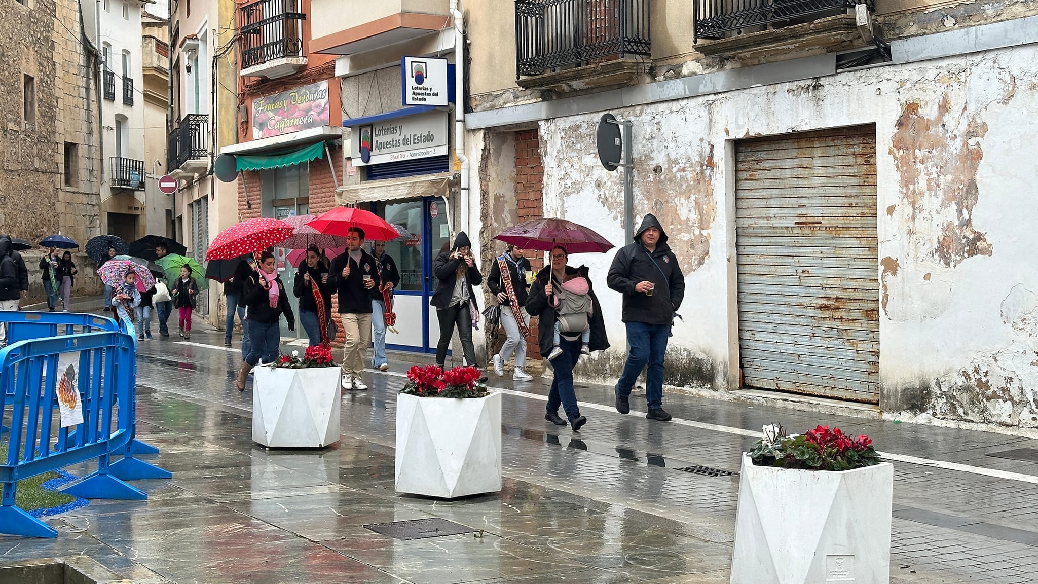 comision fallera por las calles de pego bajo la lluvia este 2025