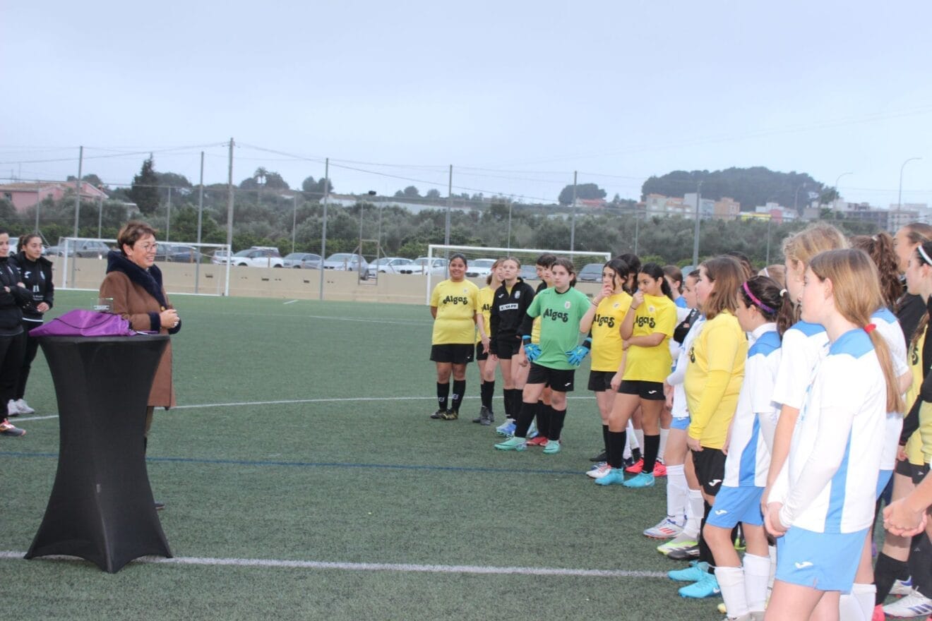 Concejala de Igualdad de Benitatxell Isa Garrido junto a las jugadoras