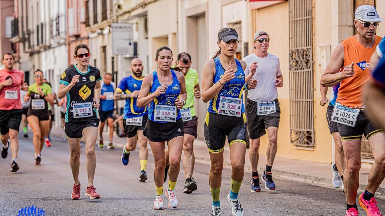 Corredores en la Volta a Peu del Verger en 2024