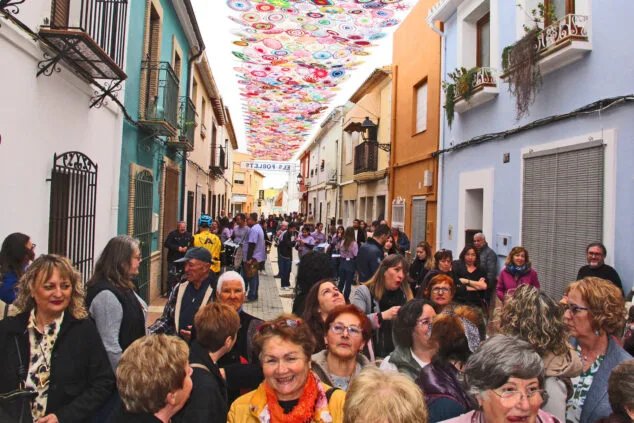 dones els poblets y sus mandalas protagonizan el 8m 10