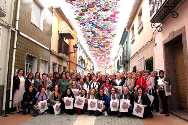 dones els poblets y sus mandalas protagonizan el 8m 32