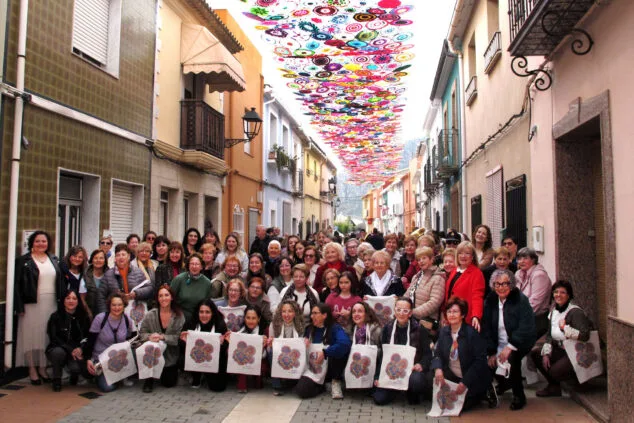 dones els poblets y sus mandalas protagonizan el 8m 33