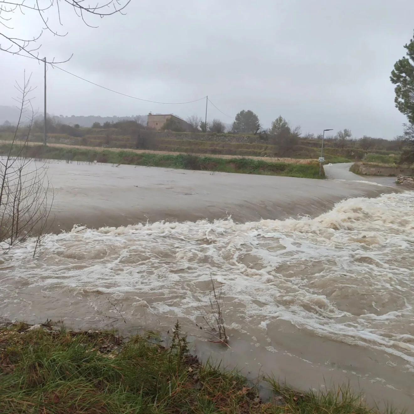 El agua baja con fuerza en la Vall d'Ebo