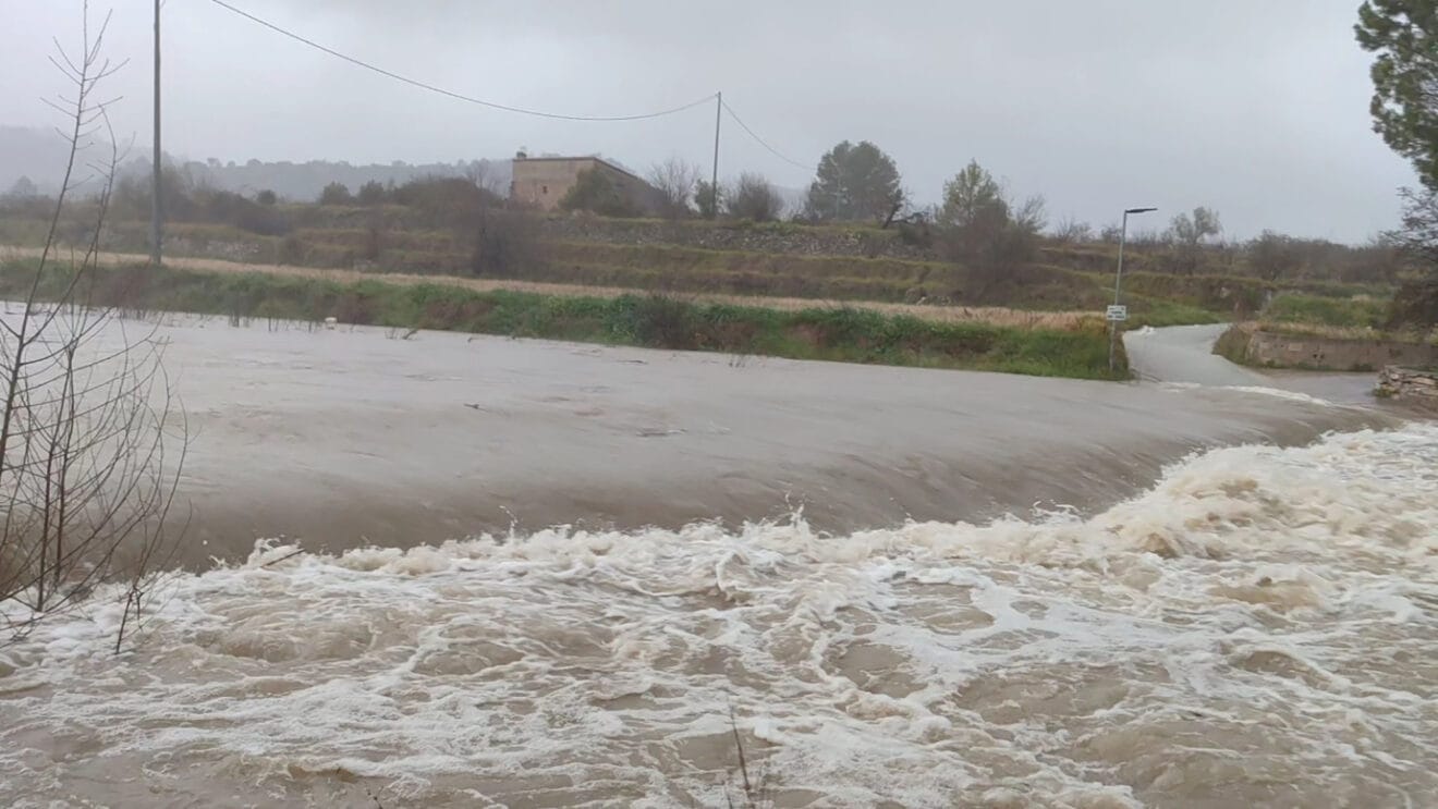 El agua bajando con fuerza en la Vall d'Ebo