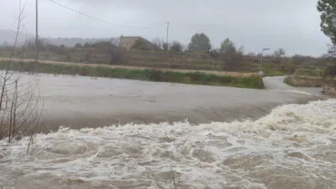 el agua bajando con fuerza en la vall debo