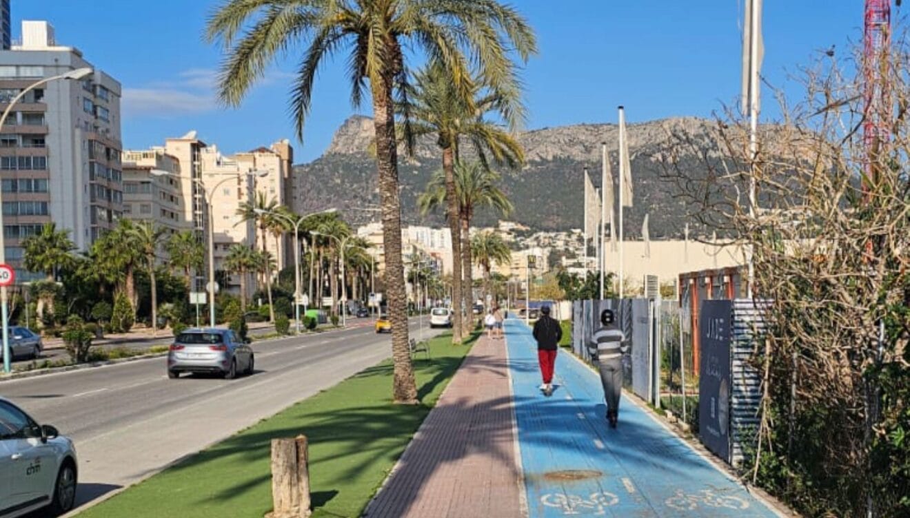 El carril bici que se modificará situado en la Av. Ejércitos Españooles en Calp