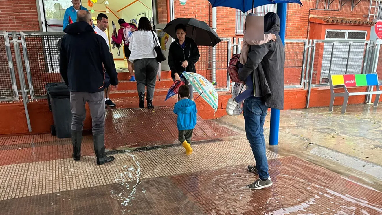 Entrada al colegio de Les Vessanes de Dénia un día lluvioso (archivo)